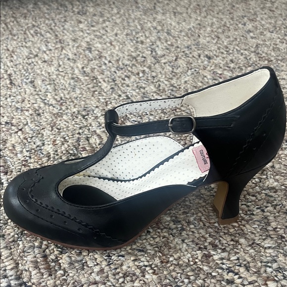 Unique Vintage Black T-Strap Heels - Picture 9 of 9